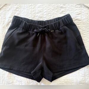 Lululemon On the Fly shorts Black size 8 EUC